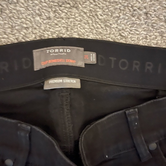 Bombshell skinny cropped by Torrid - Picture 2 of 3